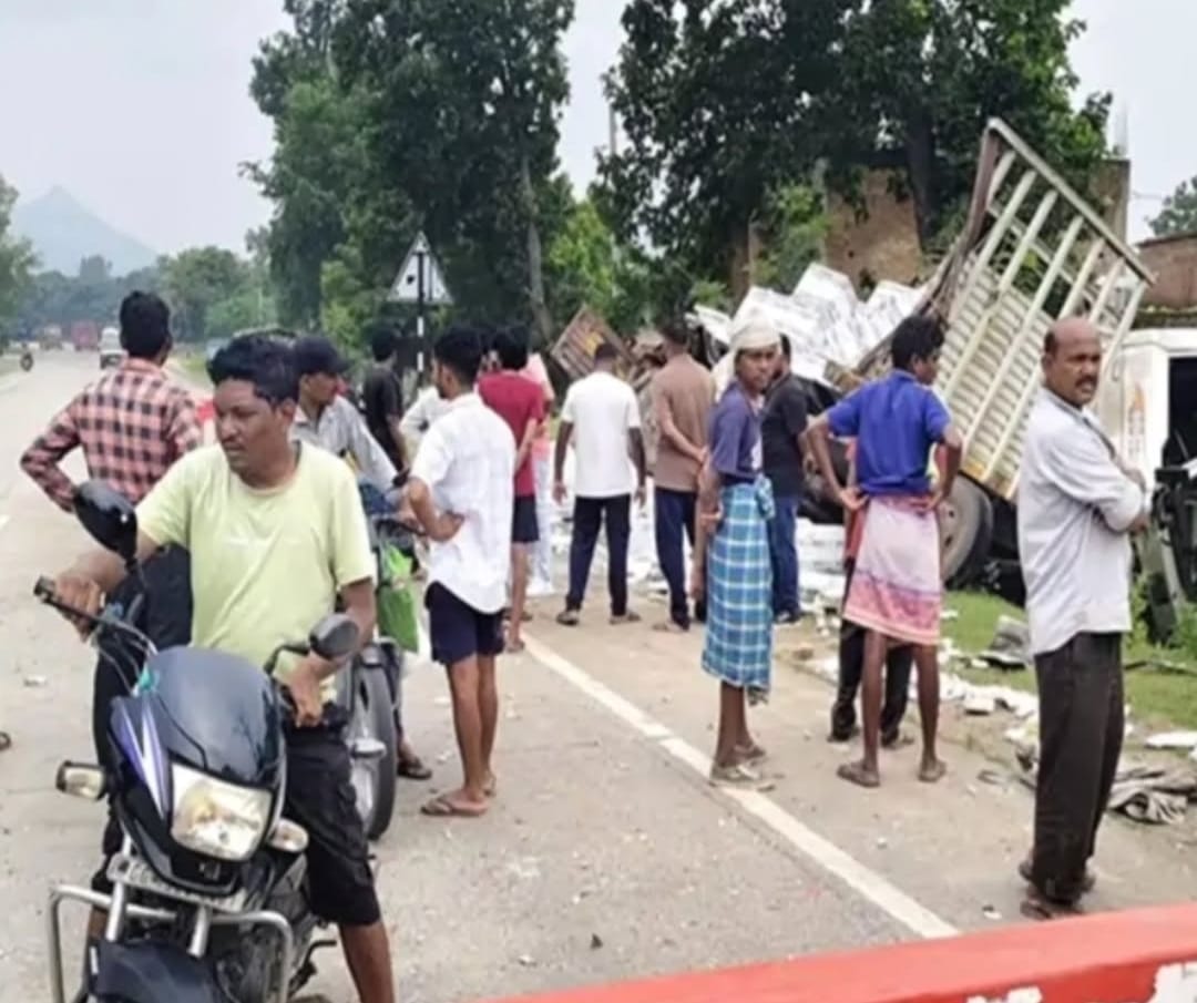 तेज रफ्तार बस की टक्कर से ट्रक ड्राइवर की मौत, मछली लूटने उमड़े ग्रामीण