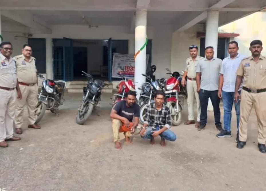 रायगढ़: साप्ताहिक बाजार में मोटरसाइकिल चोरों का गिरोह गिरफ्तार, लाखों की बाइक बरामद